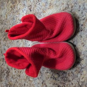 Like new Kids Old Navy slippers.